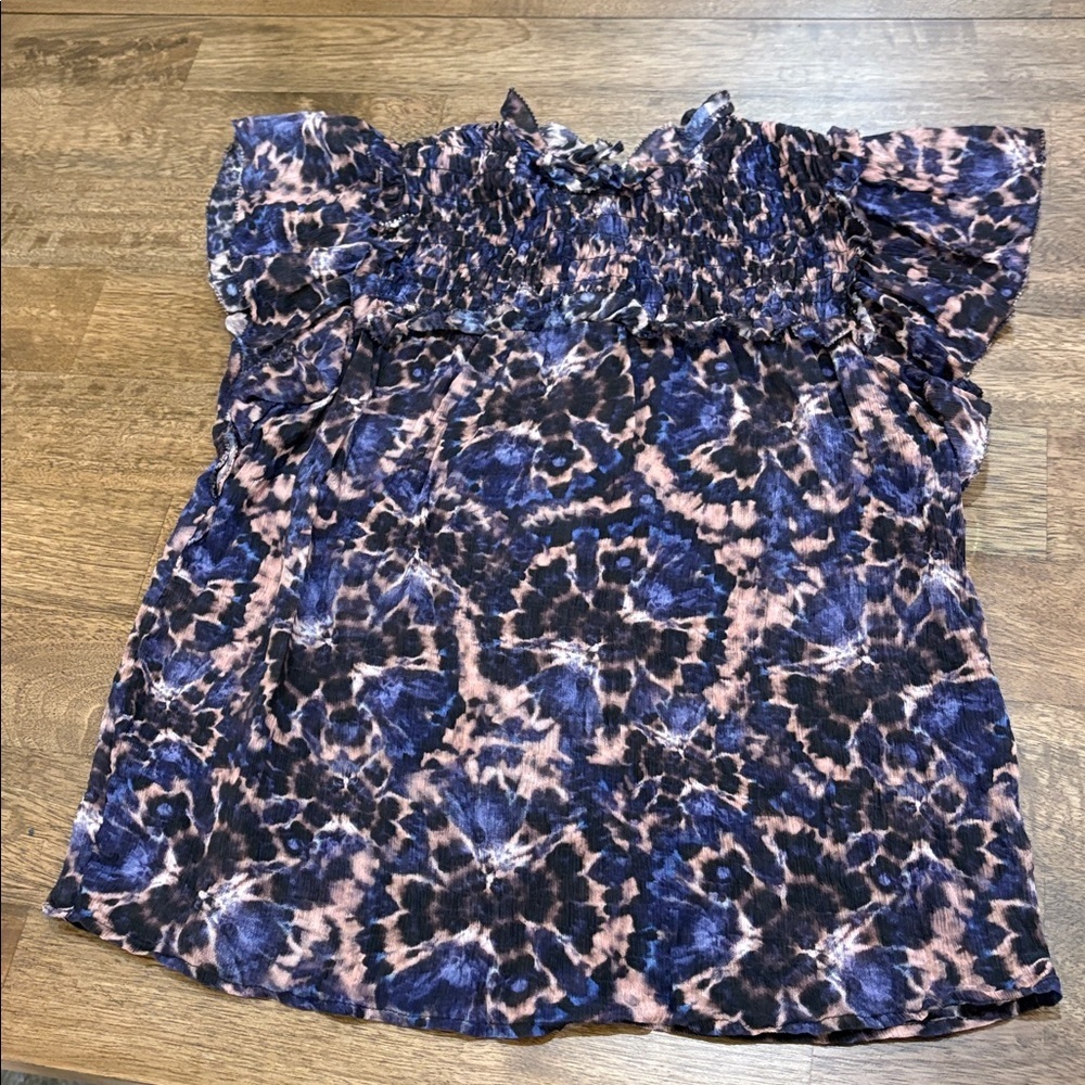 Marie Oliver Top Size S. No material tag. Flutter sleeve. Abstract design